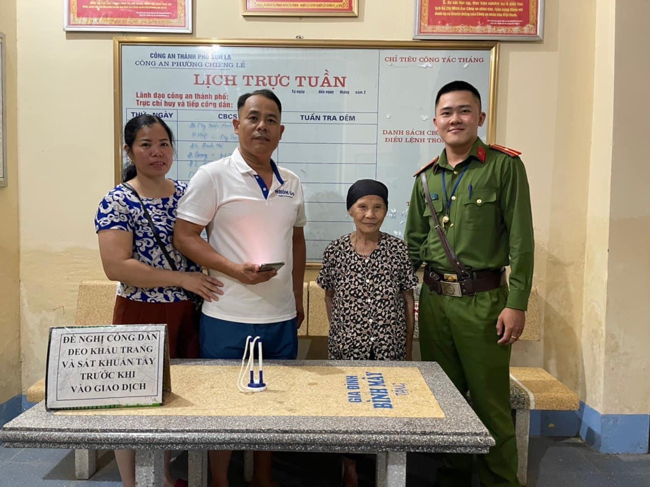 Công an giúp đỡ bà cụ đi lạc tìm lại người thân