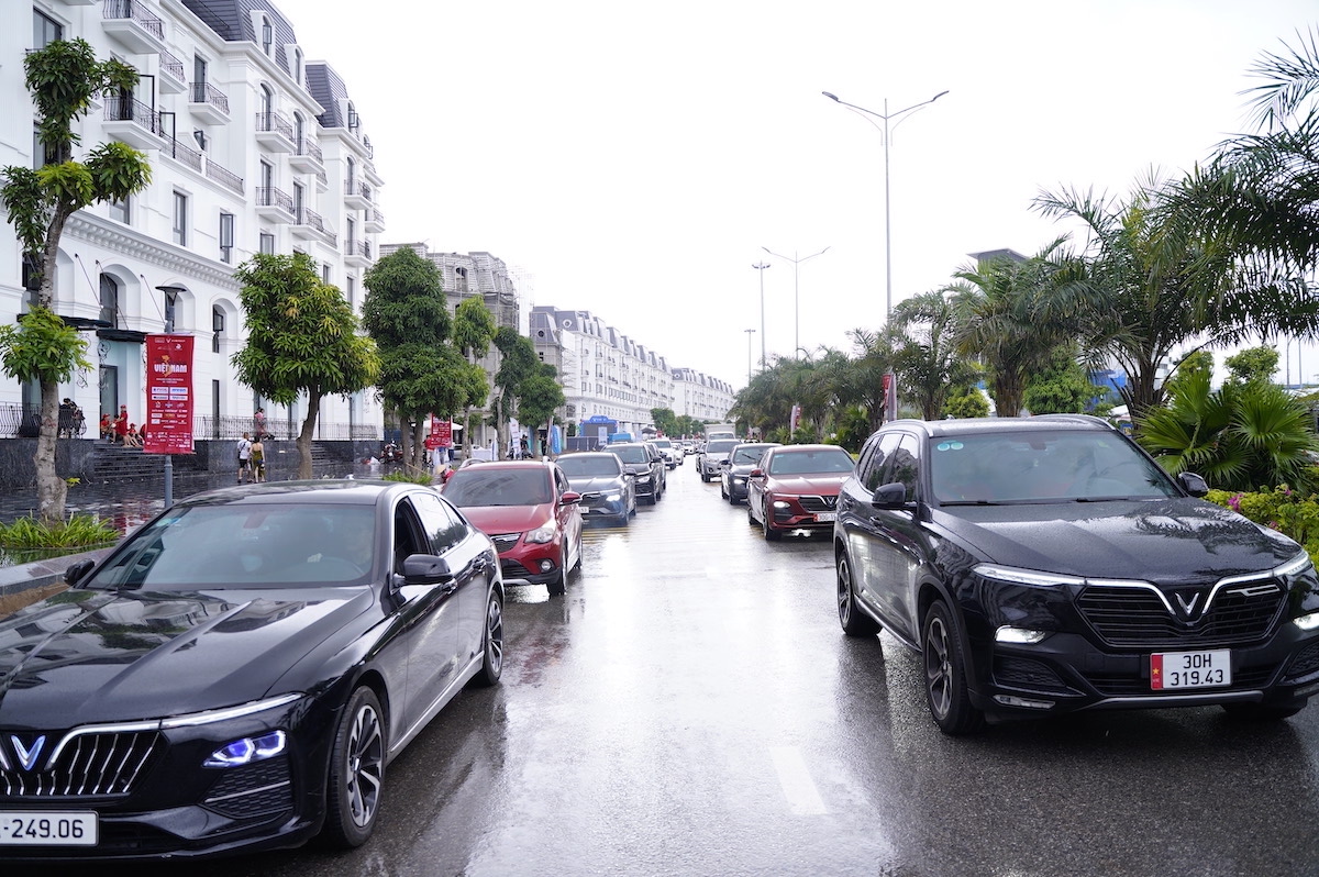 1 000 xe VinFast “chiếm sóng” sự kiện kỉ lục xếp bản đồ Việt Nam