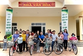 Chi đoàn VKSND tỉnh Đắk Lắk trao tặng “phần quà yêu thương” cho học sinh có hoàn cảnh khó khăn