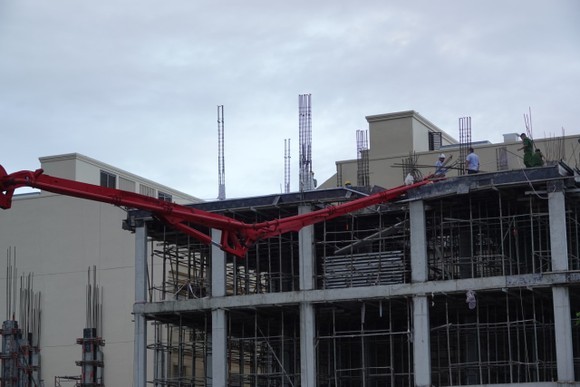 Cần trục xe bê tông gẫy đổ khiến 2 người tử nạn, 2 người trọng thương ở Đà Nẵng