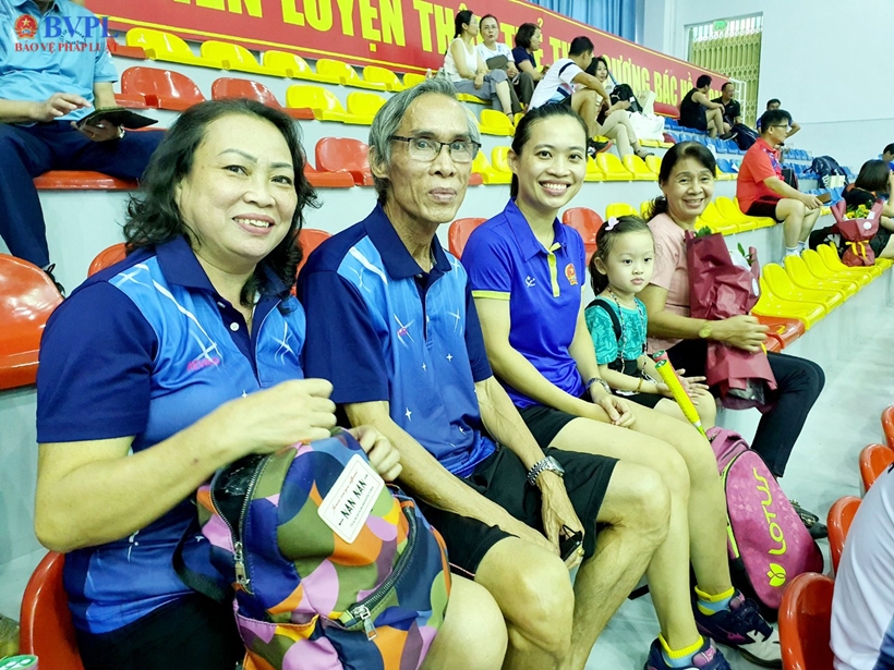 Nữ động viên cầu lông VKSND tỉnh Bình Định hạnh phúc cùng những cổ động viên đặc biệt