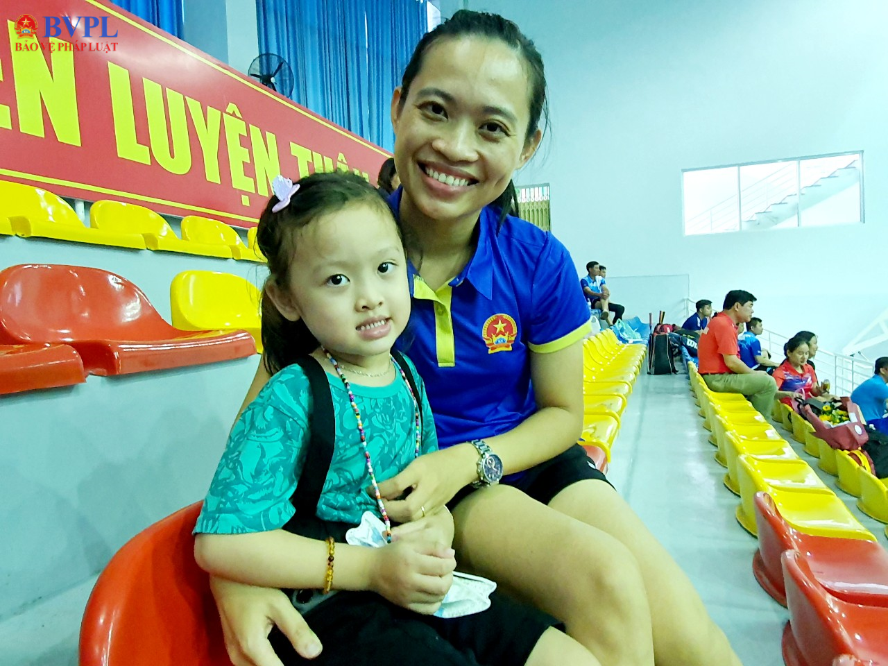 Cổ động viên “nhí” truyền lửa cho vận động viên thi đấu môn Cầu lông