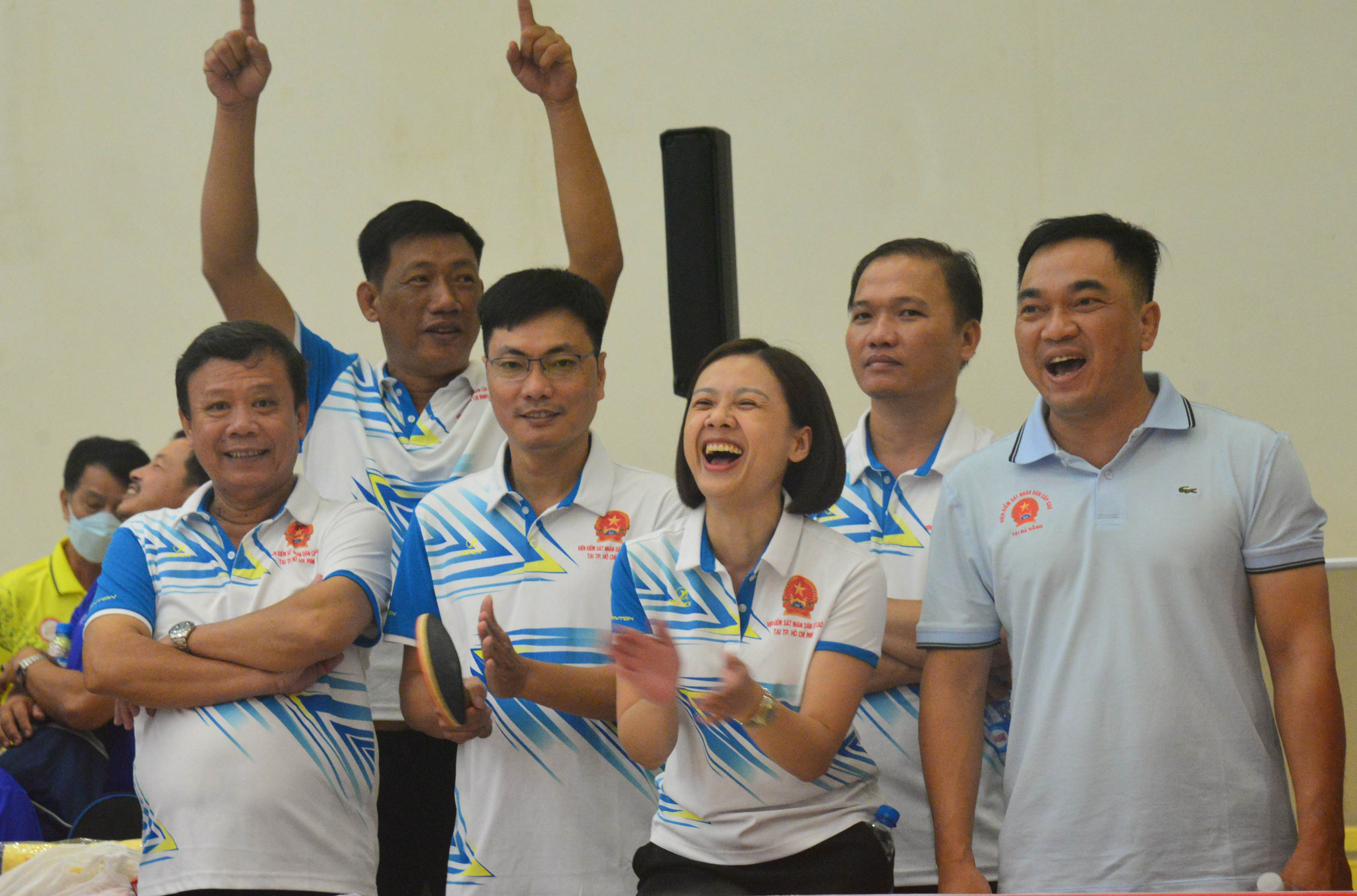 Nóng trong bàn đấu, lửa trên khán đài