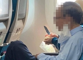 Tiếp viên bất ngờ phát hiện hành khách mang dao lên máy bay gọt hoa quả