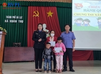 Chi đoàn VKSND tỉnh Lâm Đồng trao thẻ bảo hiểm y tế tặng người dân khó khăn