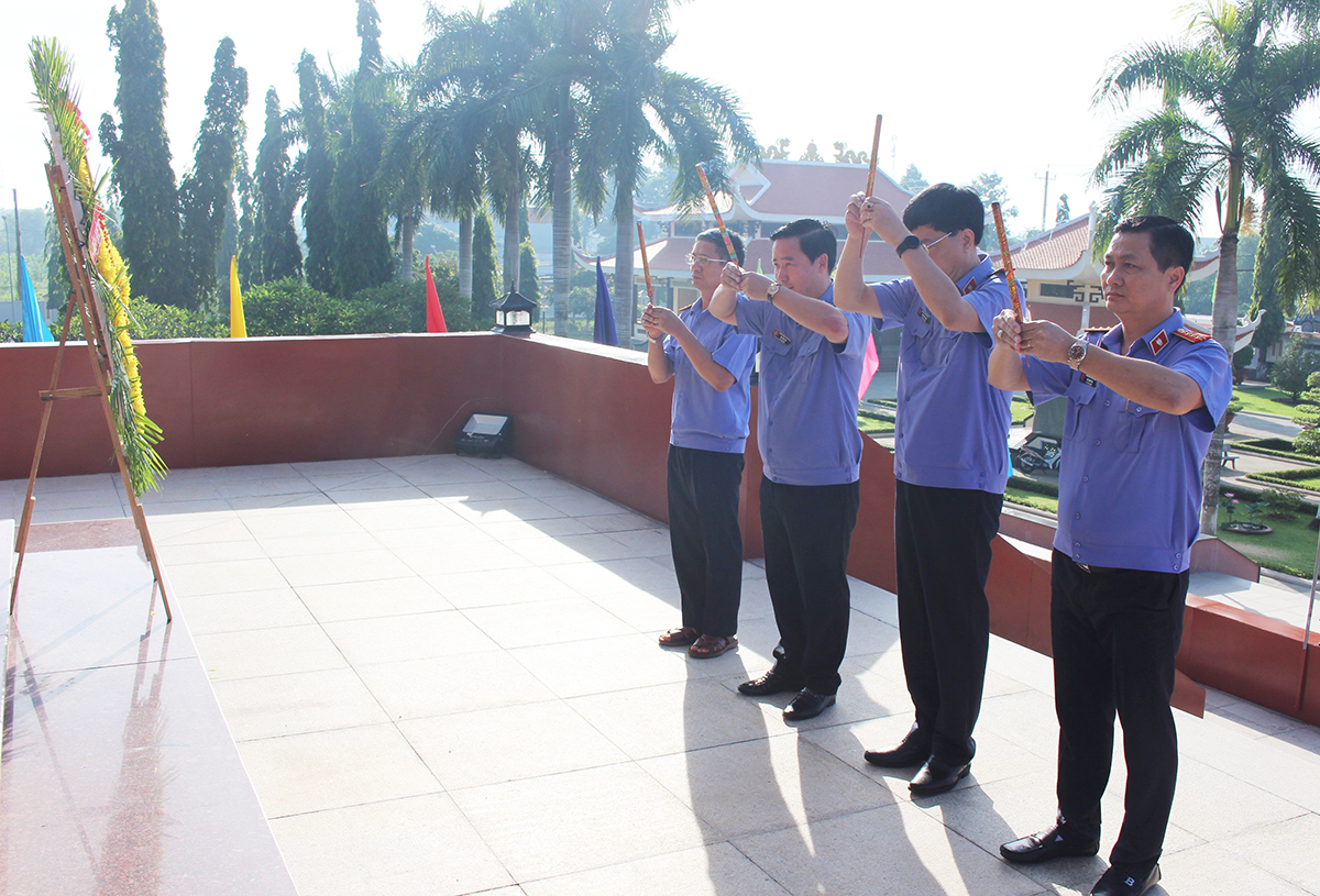 VKSND tỉnh Bà Rịa - Vũng Tàu dâng hương tưởng nhớ các Anh hùng Liệt sỹ