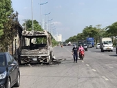 Đang di chuyển, chiếc xe khách ở Hà Nội bất ngờ bị cháy rụi