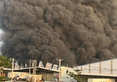 Cột khói đen ngòm, lửa bao trùm 10 000m2 nhà xưởng ở Bình Dương