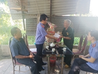 VKSND huyện Hàm Tân thăm tặng quà gia đình chính sách