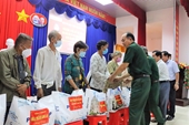 Lãnh đạo VKSND tỉnh Long An tham gia trao tặng quà cho các gia đình chính sách tại huyện Cần Đước