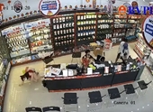 Nam thanh niên cầm dao tấn công nhân viên cửa hàng điện thoại, cướp tiền