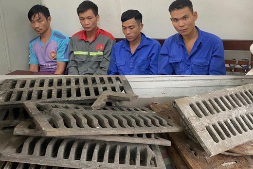 Nhóm công nhân lát vỉa hè   trộm nắp cống