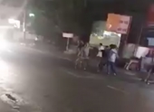 Hàng chục người ẩu đả trước quán karaoke gây náo loạn đường phố