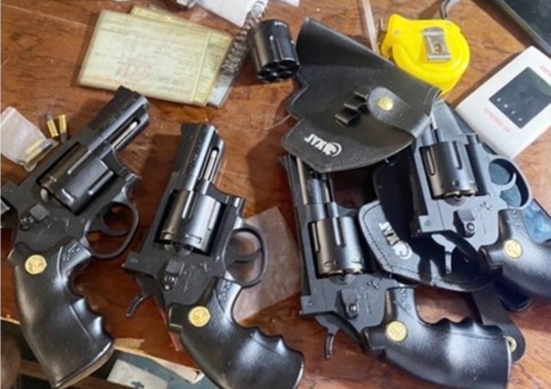 Bắt giữ đối tượng tàng trữ trái phét chất ma túy và 4 khẩu sung rulo