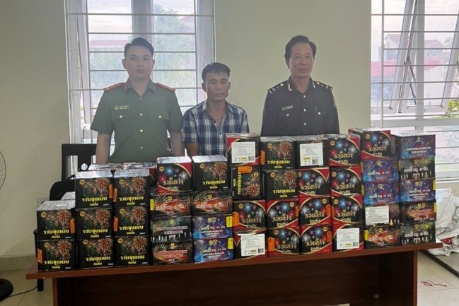 Tạm giữ đối tượng mua bán, vận chuyển 1,5 tạ pháo lậu