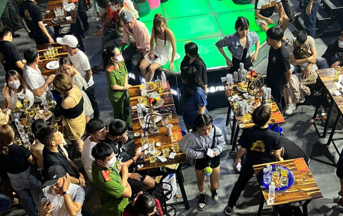 Kiểm tra 5 quán bar, phát hiện 21 trường hợp dương tính với ma túy ở phố núi