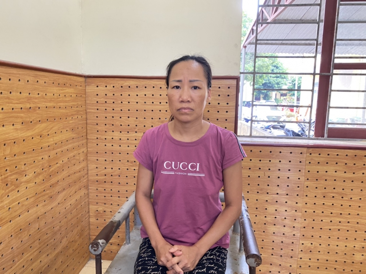 Phát hiện ổ nhền nhện núp bóng quán cafe