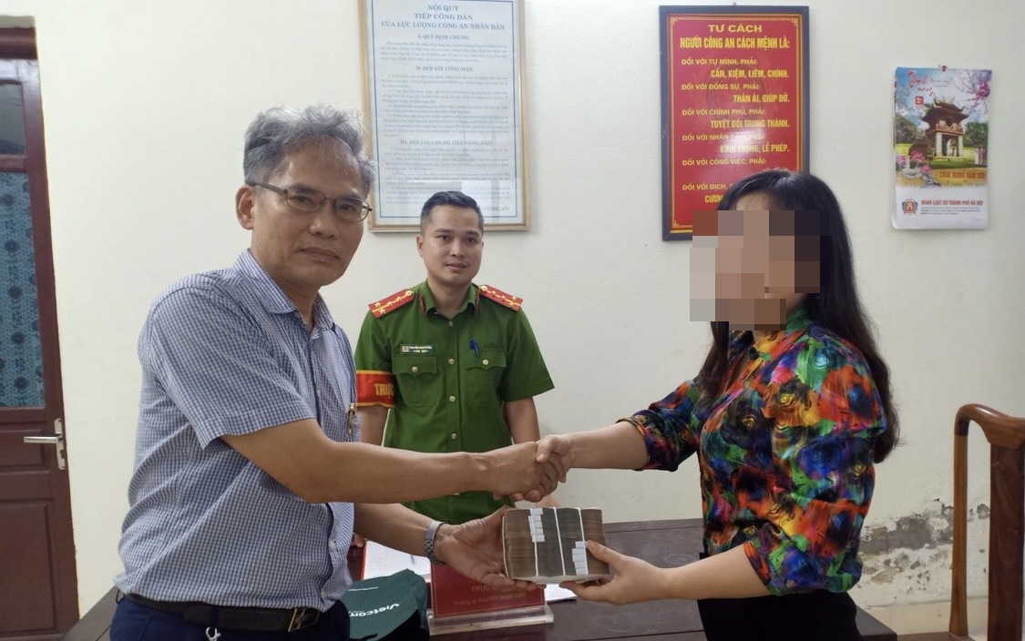 Nhặt được 200 triệu đồng, người phụ nữ trả lại vị tiến sĩ đánh rơi