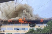 Lửa cháy ngùn ngụt trên tầng 5 của một công ty ở đường Trường Chinh - Hà Nội