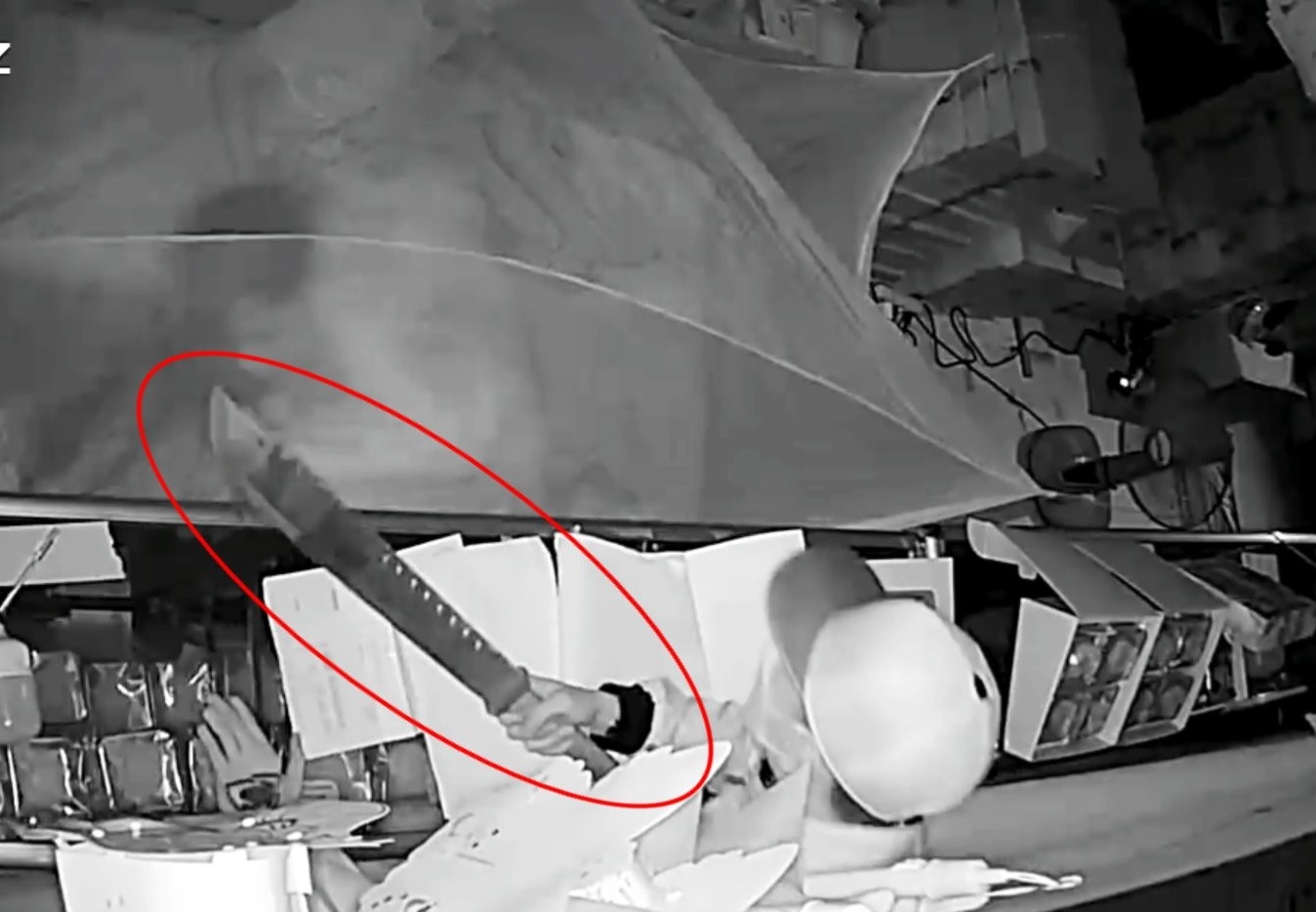 CLIP Đối tượng cầm kiếm đe dọa, “xin đểu” 5 hộp bánh trung thu