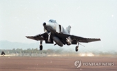 Máy bay chiến đấu F-4E của Hàn Quốc lao xuống biển Hoàng Hải