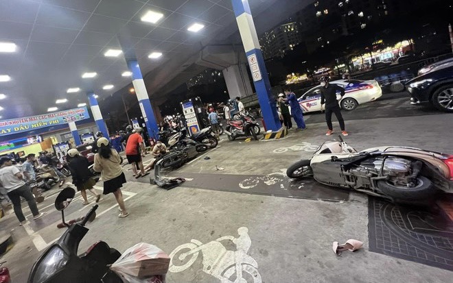 Hình ảnh ô tô “điên” đâm hàng loạt xe máy đang dừng đổ xăng, nhiều người bị thương