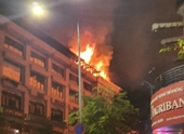 Cháy lớn kèm tiếng nổ trên tầng thượng tòa nhà Seaprodex ở phố đi bộ Nguyễn Huệ