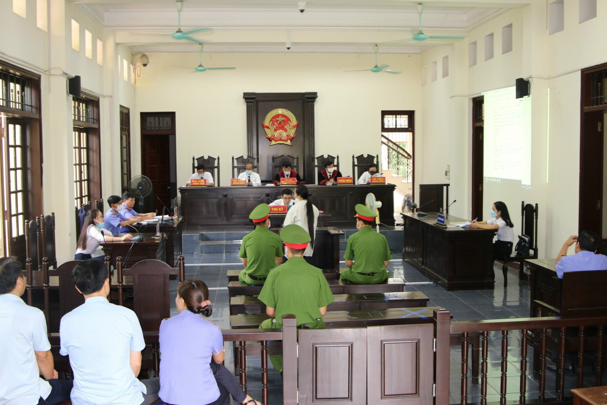 Người phụ nữ 3 con trả giá đắt vì nhận vận chuyển thuê 72 bánh heroin