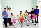 VKSND huyện Ia Pa tặng quà cho học sinh có hoàn cảnh khó khăn tại Thôn H’Bel