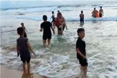 Cứu nhóm du khách bị sóng cuốn xa bờ, 1 người đàn ông đuối sức tử vong