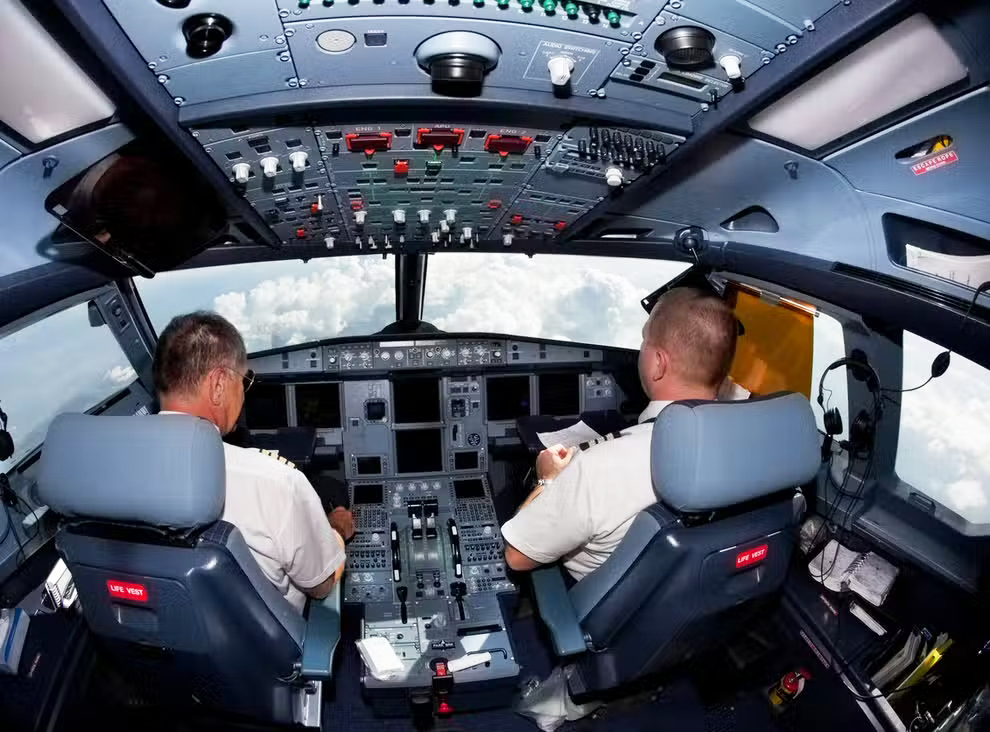 Máy bay quên hạ cánh do phi công ngủ gật