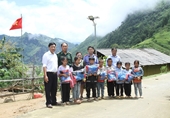Hội Cựu chiến binh VKSND tối cao tặng quà, thắp sáng vùng biên tại huyện Si Ma Cai