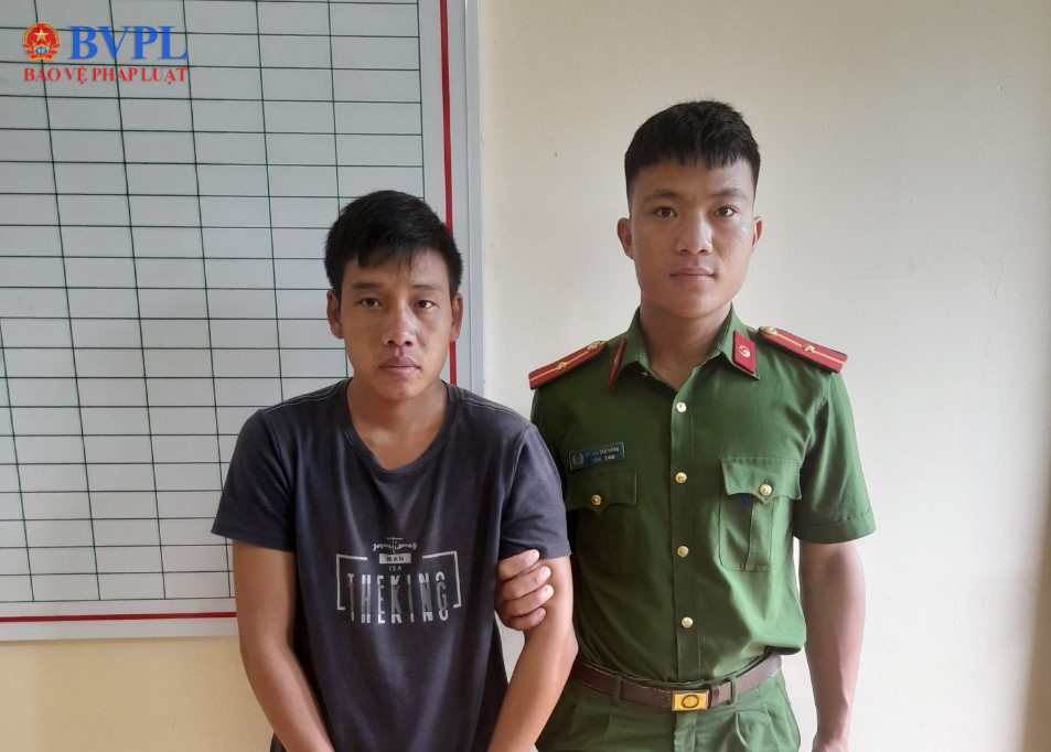 Tạm giữ hình sự chú họ nung nóng sắt rồi dí vào người hai cháu