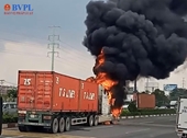 Xe container bốc cháy ngùn ngụt khi vừa qua trạm thu phí