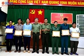 Khen thưởng đột xuất 6 cá nhân cứu 40 người bơi qua sông trốn khỏi Casino ở Campuchia