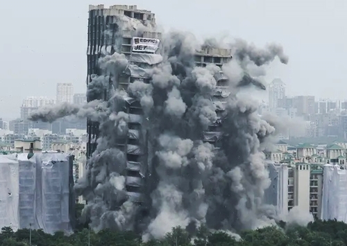 Tòa tháp đôi chọc trời vi phạm xây dựng bị phá hủy chỉ trong 10 giây