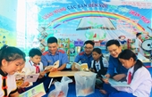 Chi đoàn VKSND tỉnh Nghệ An tặng sách cho học sinh