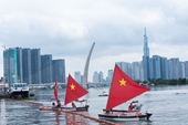 Người dân TP HCM náo nức xem đua thuyền, dù lượn trên không