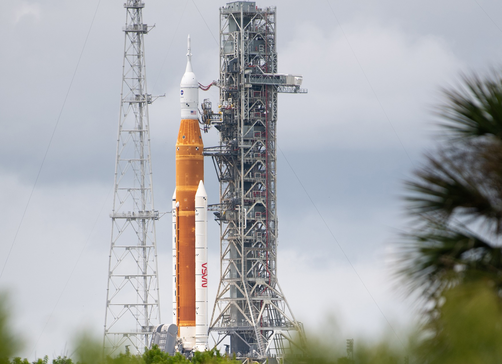 Vì sao NASA hoãn phóng tên lửa Mặt trăng 2 lần trong tuần