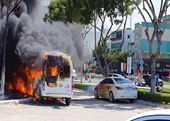 CLIP Hai xe ôtô 16 chỗ bốc cháy dữ dội ở trung tâm Đà Nẵng