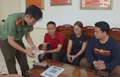 Trao trả hơn 50 triệu đồng, giấy tờ bị đánh rơi cho vợ chồng du khách Thái Lan