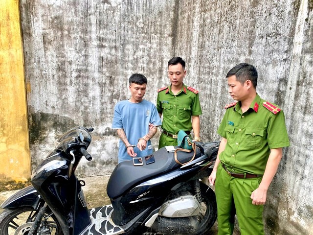 Vào nhà nghỉ cùng bạn trai mới quen, người phụ nữ bị lột sạch tài sản