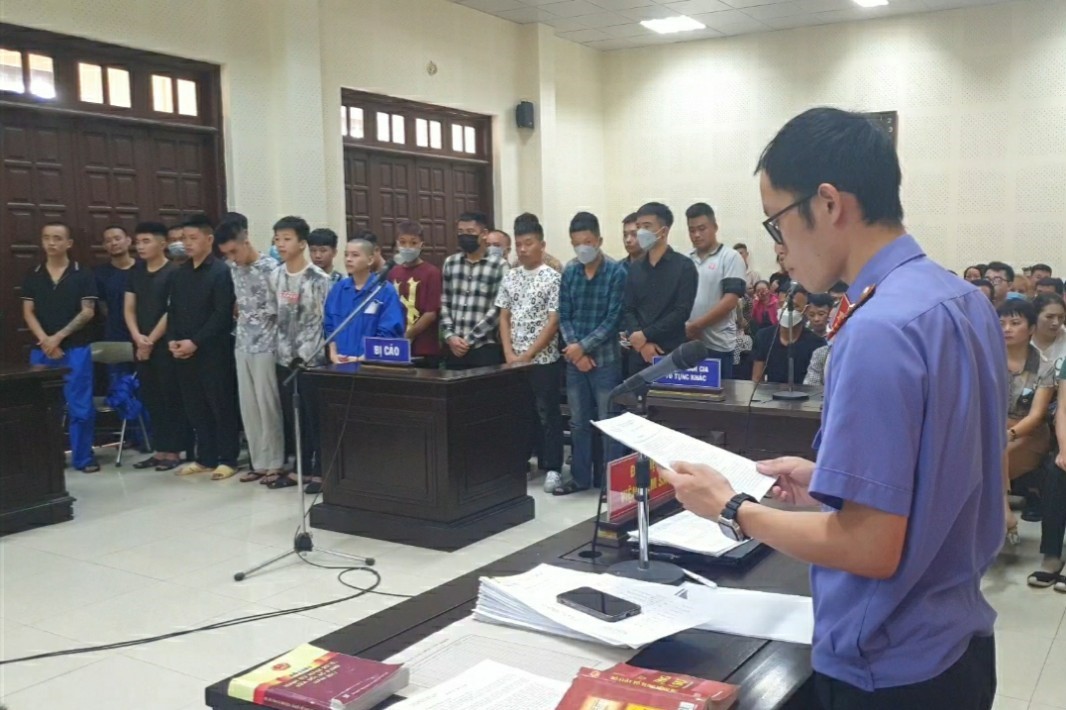 Giúp bạn giải quyết mâu thuẫn, 22 thanh niên hầu tòa