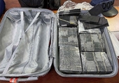 Phát hiện 1 triệu USD được nhuộm đen bí ẩn ở sân bay Tân Sơn Nhất