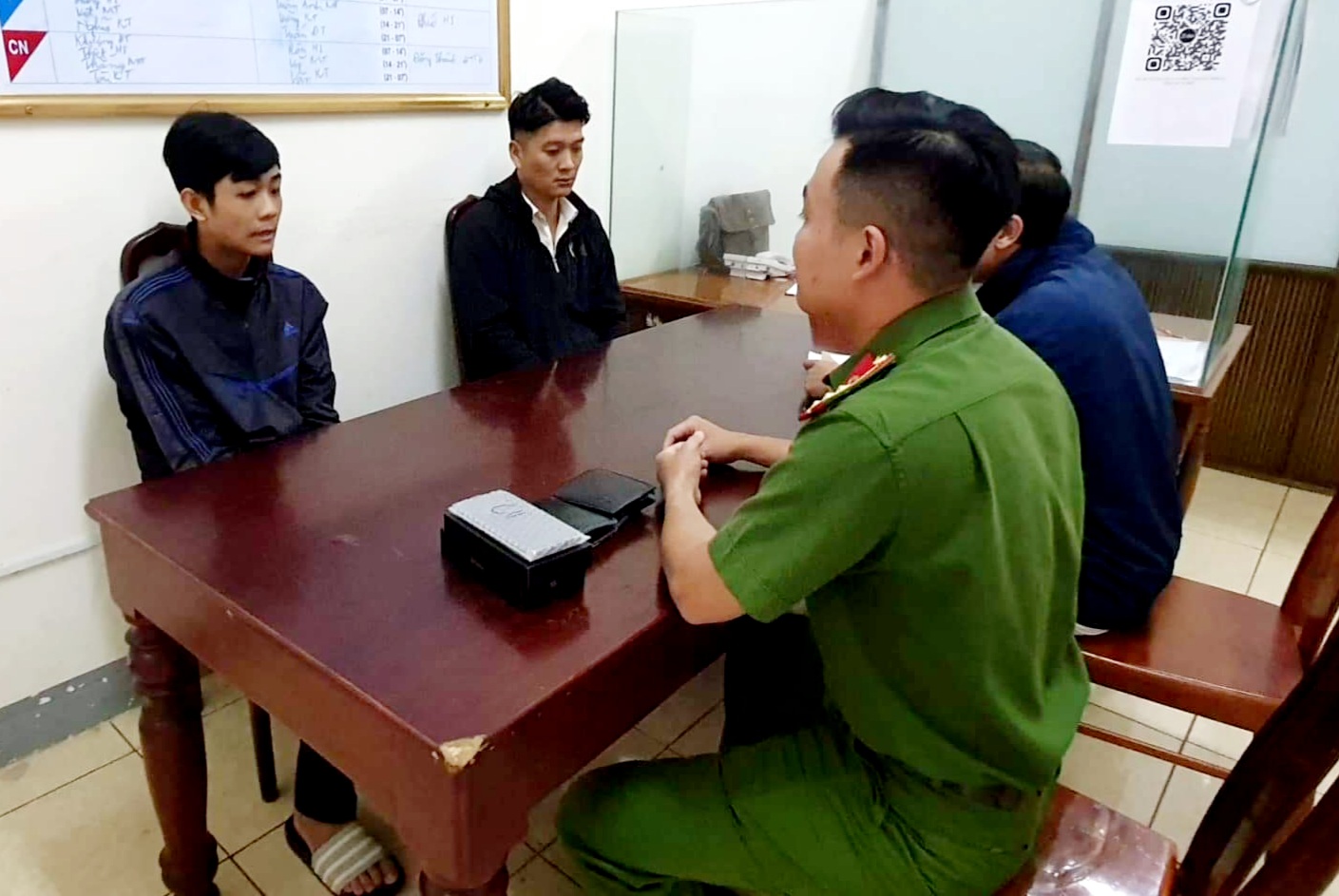 Quán bar đóng cửa, hai vệ sĩ rủ nhau cướp tài sản