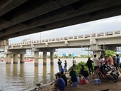 Nam thanh niên đi bộ lên cầu Bình Phước, nhảy xuống sông Sài Gòn