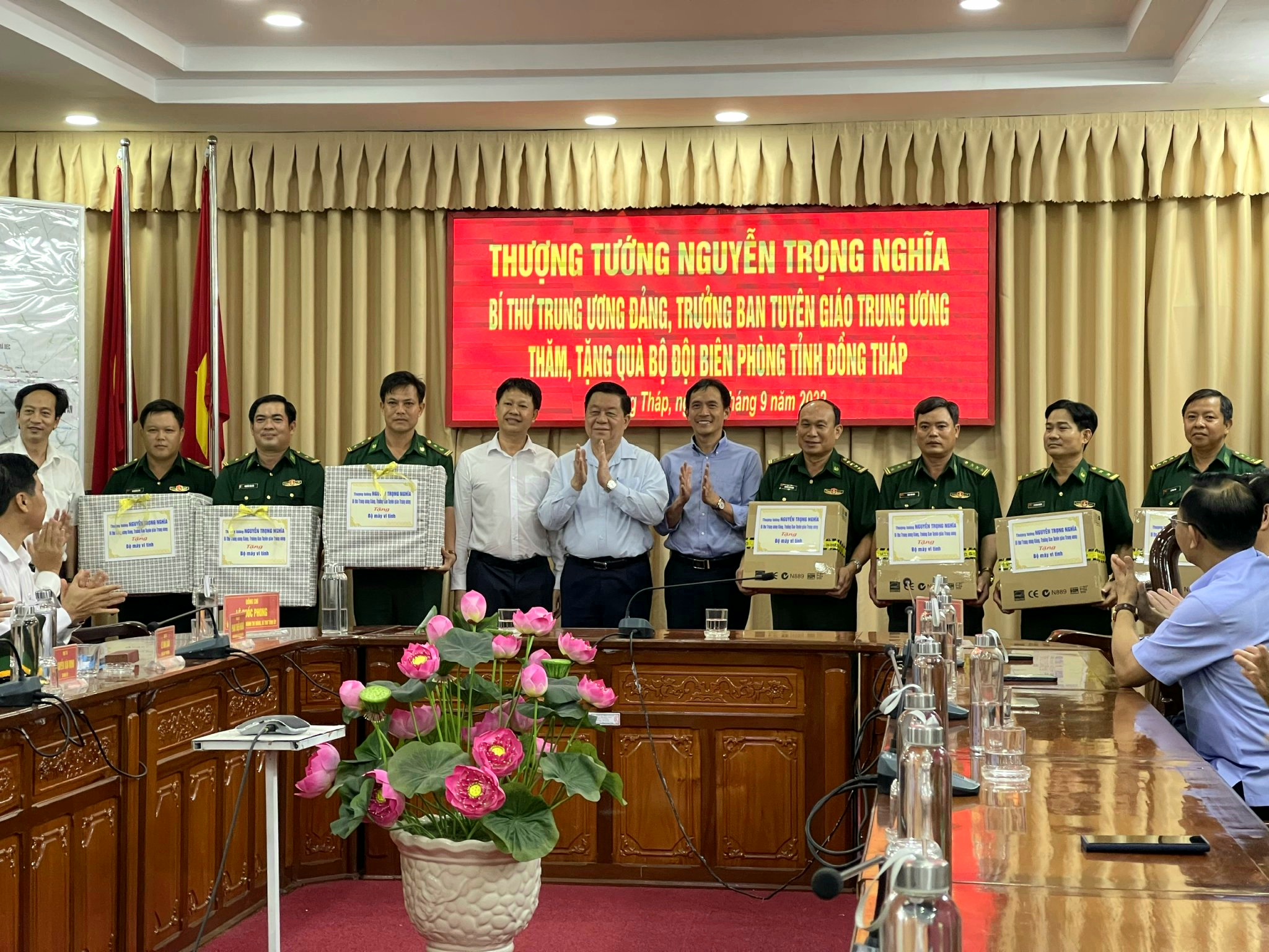 Trưởng ban Tuyên giáo Trung ương Nguyễn Trọng Nghĩa thăm, tặng quà bộ đội Biên phòng tỉnh Đồng Tháp