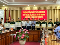 Trưởng ban Tuyên giáo Trung ương Nguyễn Trọng Nghĩa thăm, tặng quà bộ đội Biên phòng tỉnh Đồng Tháp