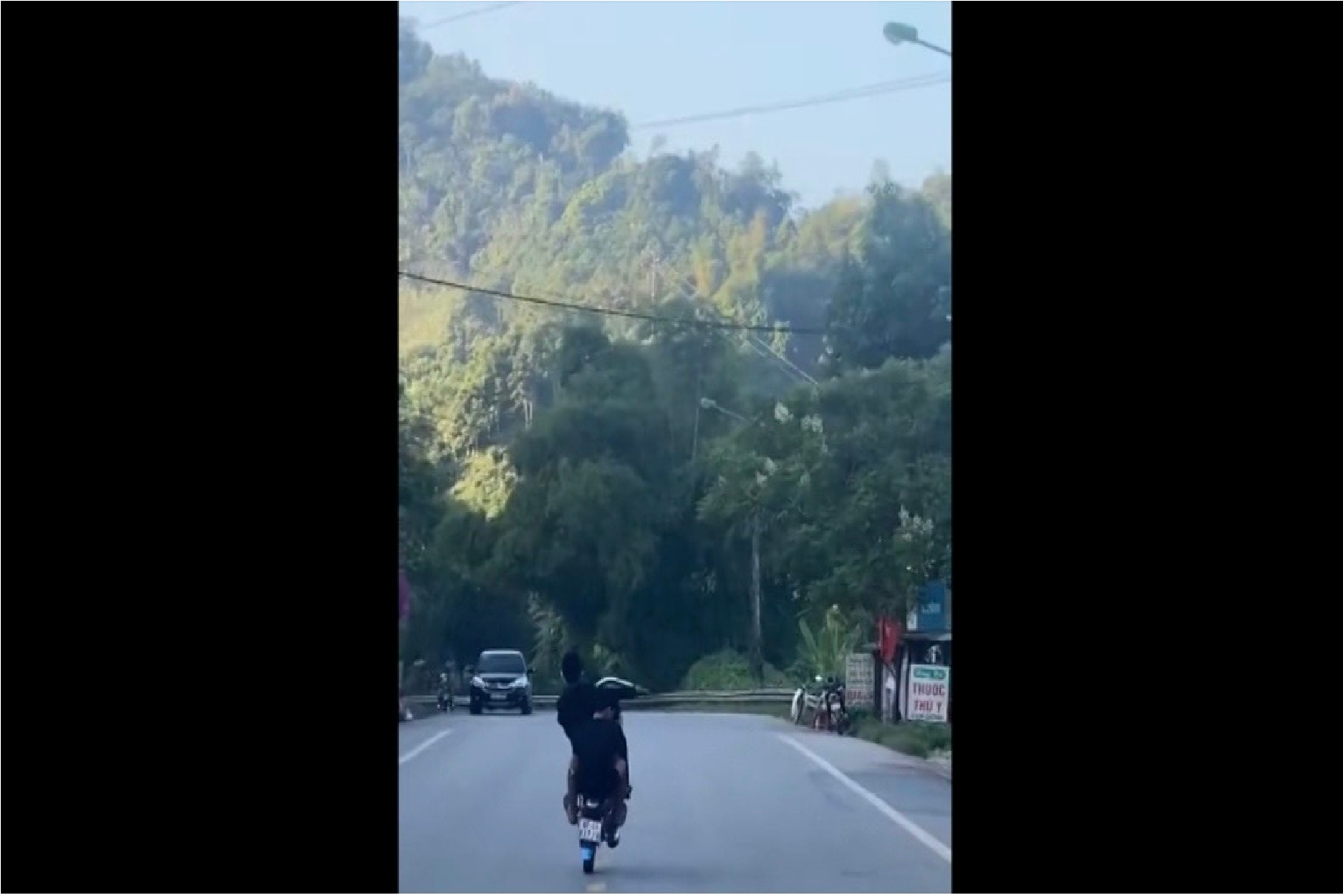 Bị phạt 8 triệu đồng vì rủ nhau “bốc đầu” xe máy