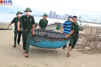 Bộ đội hỗ trợ người dân đưa ngư cụ, thuyền thúng đến nơi an toàn